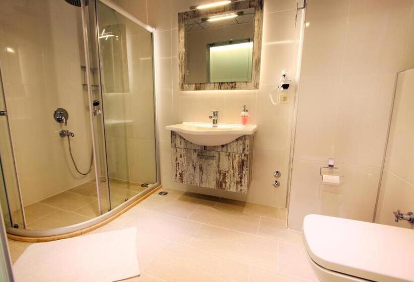 スタンダードトリプルルーム, Nur