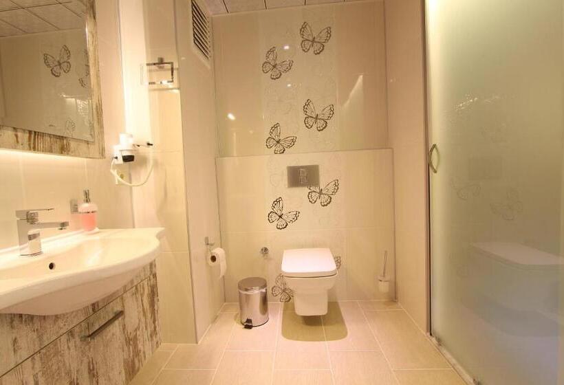 スタンダードトリプルルーム, Nur