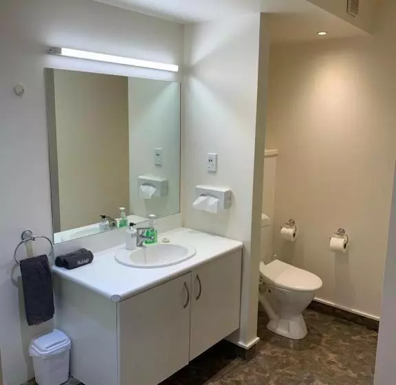 スタンダードスタジオ, 755 Regal Court Motel