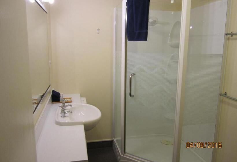 스탠다드 스튜디오, 755 Regal Court Motel