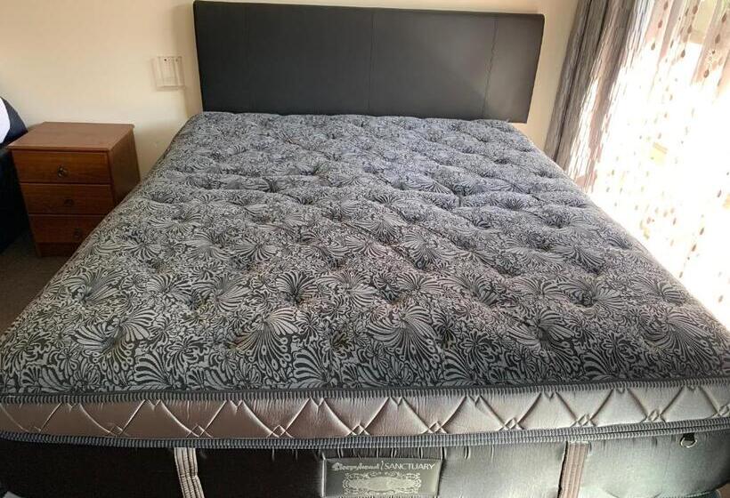 דירת חדר, 755 Regal Court Motel