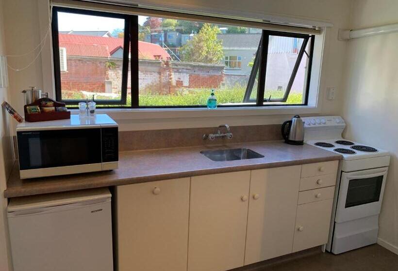 דירת חדר, 755 Regal Court Motel