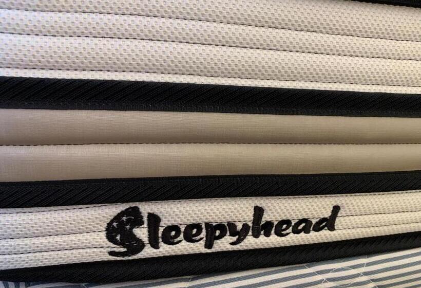 דירת חדר, 755 Regal Court Motel