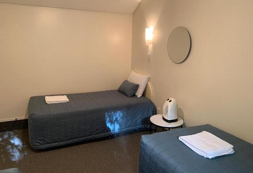 דירת שני חדרים, 755 Regal Court Motel