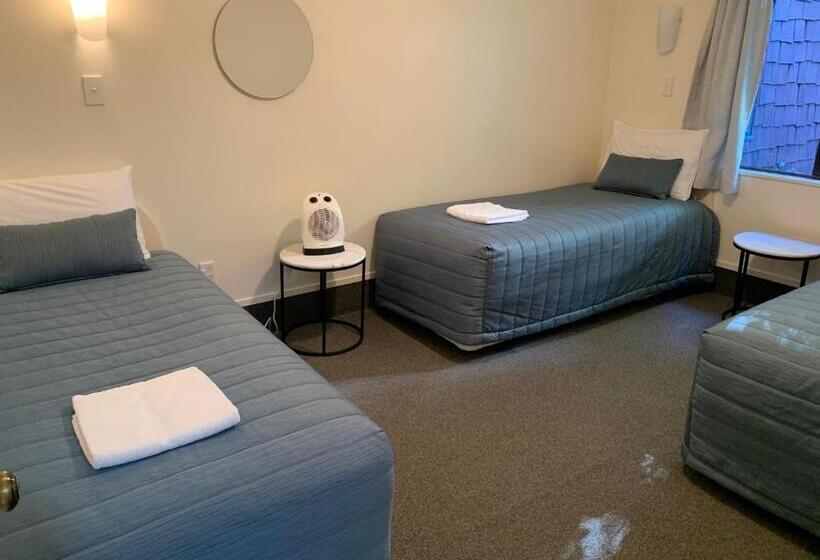 דירת שני חדרים, 755 Regal Court Motel