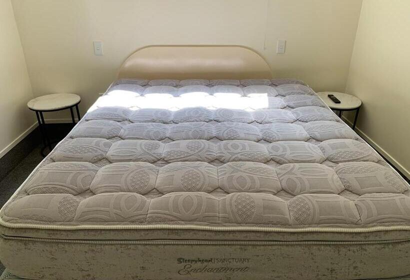 带2个卧室的公寓, 755 Regal Court Motel