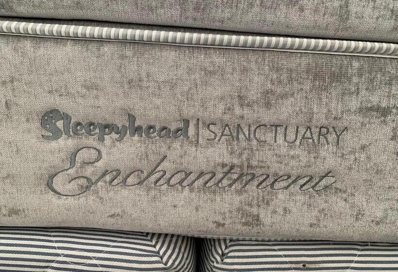 דירת שני חדרים, 755 Regal Court Motel