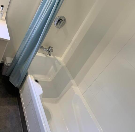 דירת שני חדרים, 755 Regal Court Motel