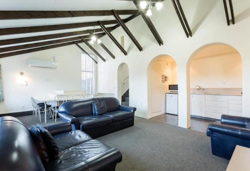 דירת שני חדרים, 755 Regal Court Motel