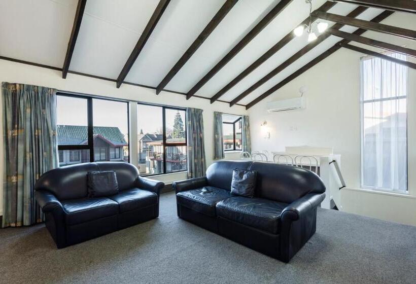 דירת שני חדרים, 755 Regal Court Motel