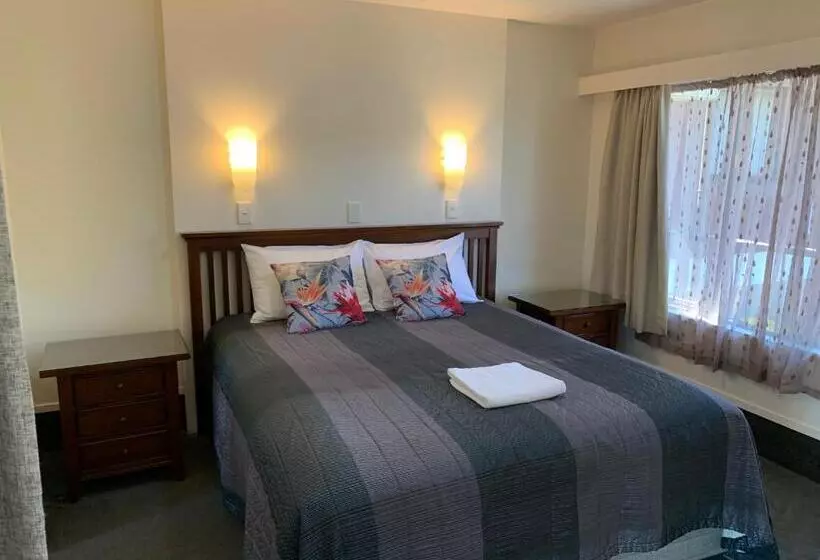 スーペリアスタジオ, 755 Regal Court Motel