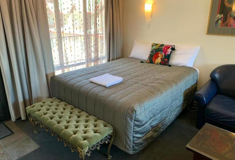 수피리어 스튜디오, 755 Regal Court Motel