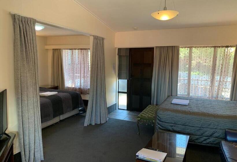 סטודיו סופריור, 755 Regal Court Motel