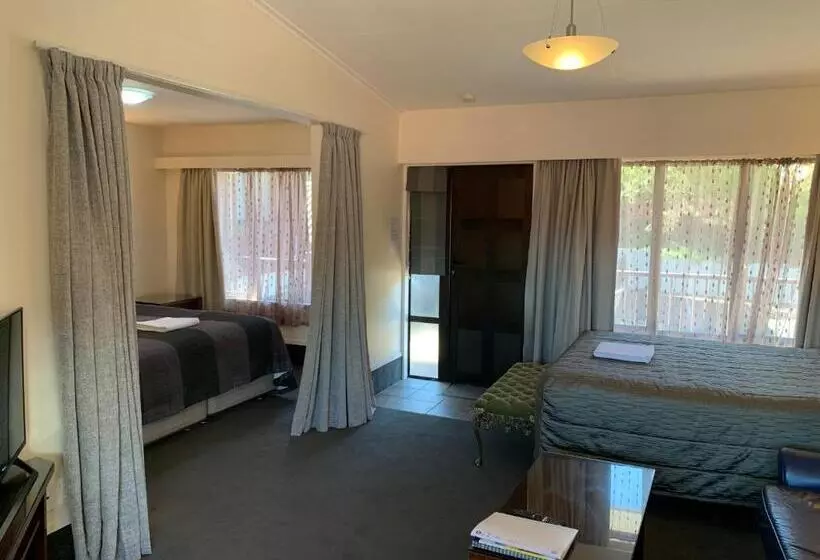 スーペリアスタジオ, 755 Regal Court Motel
