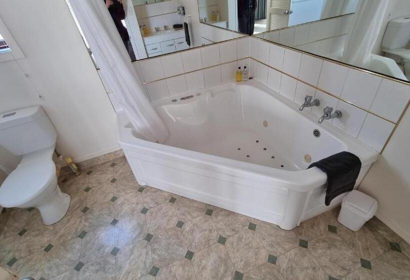 סטודיו סופריור, 755 Regal Court Motel