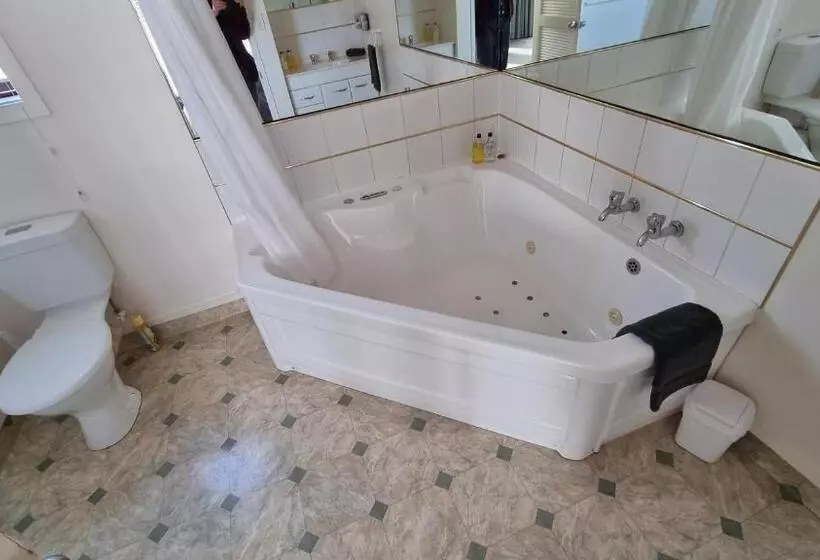 スーペリアスタジオ, 755 Regal Court Motel