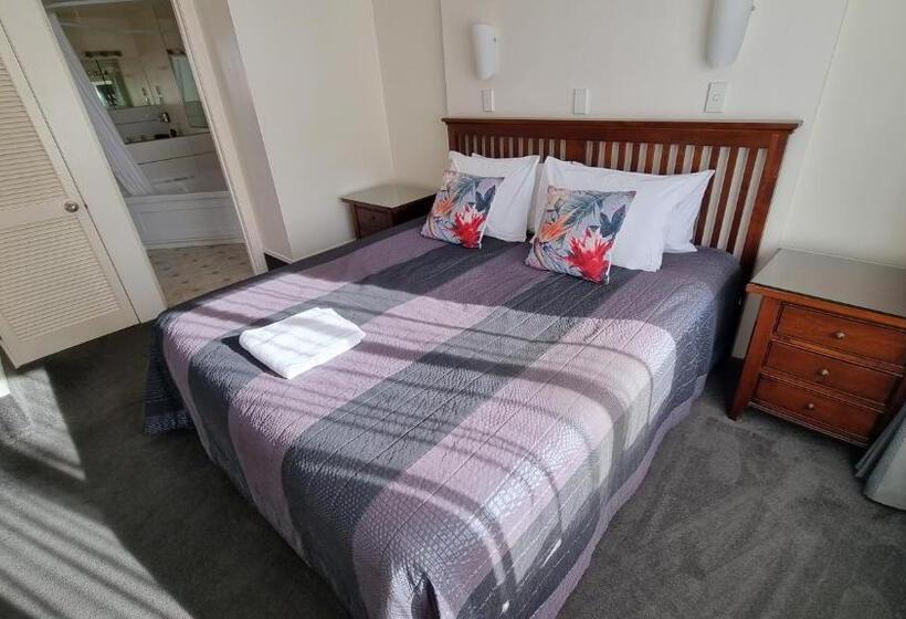 סטודיו סופריור, 755 Regal Court Motel