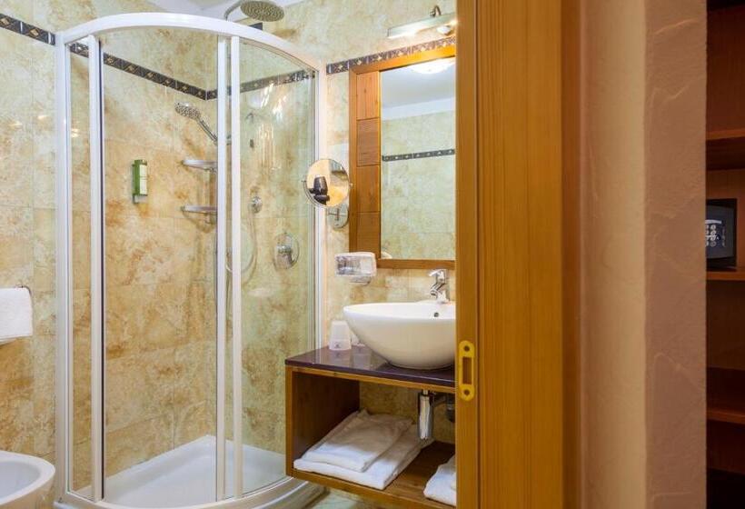 山の見えるスーペリアルーム, Adler Hotel Wellness & Spa   Andalo