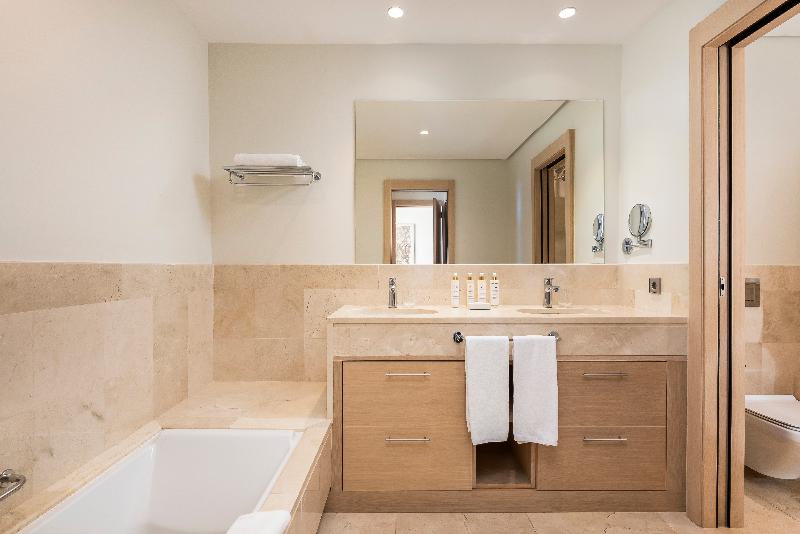 套房侧面可观海景, Las Terrazas de Abama Suites