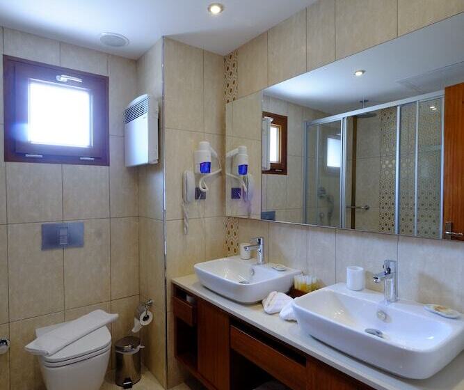 غرفة ديلوكس مطلّة علي البحر, Marisol Boutique