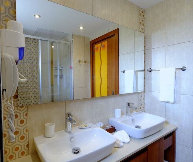 غرفة ديلوكس مطلّة علي البحر, Marisol Boutique