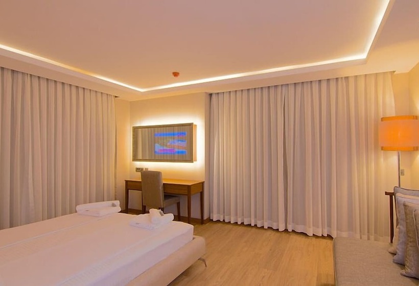 اتاق لوکس با چشم‌انداز دریا, Marisol Boutique