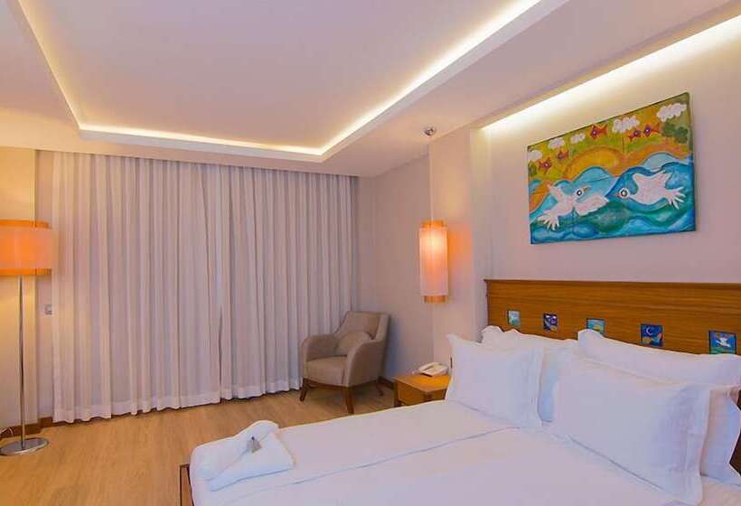 اتاق لوکس با چشم‌انداز دریا, Marisol Boutique