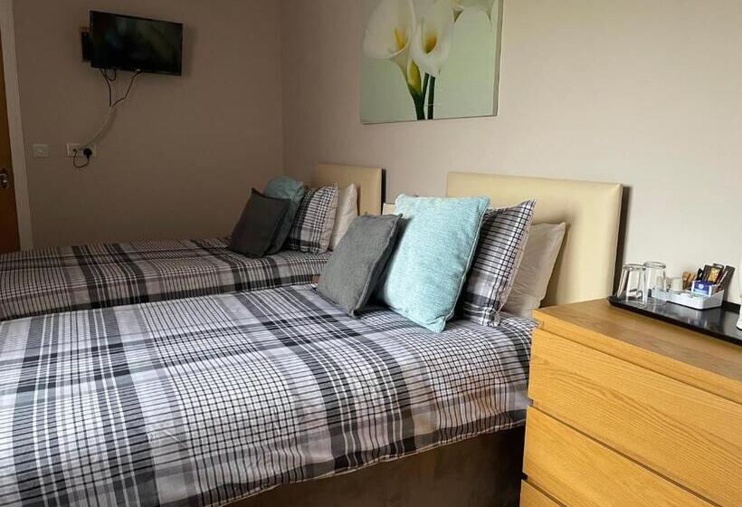 اتاق استاندارد, A Castle View