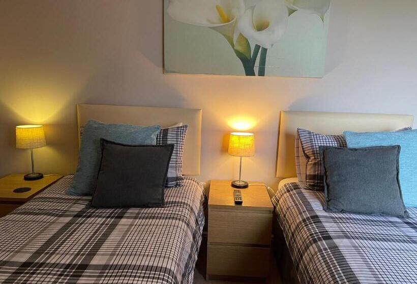 اتاق استاندارد, A Castle View