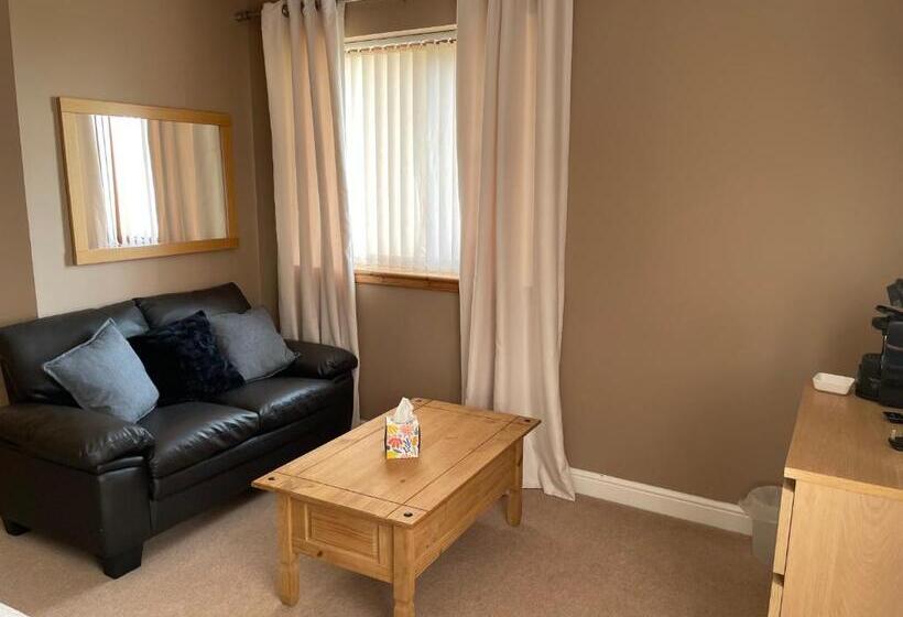 اتاق لوکس, A Castle View