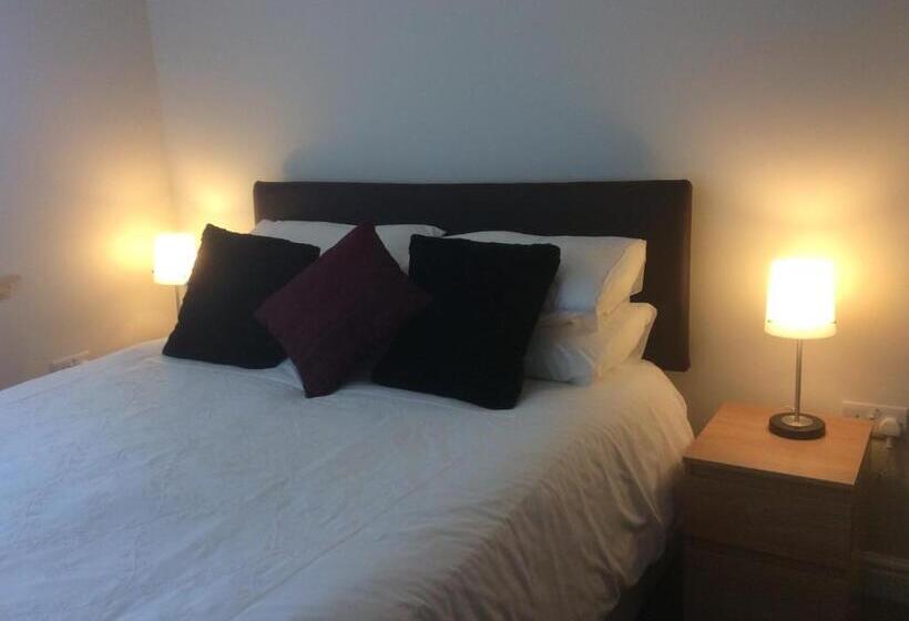 اتاق لوکس, A Castle View