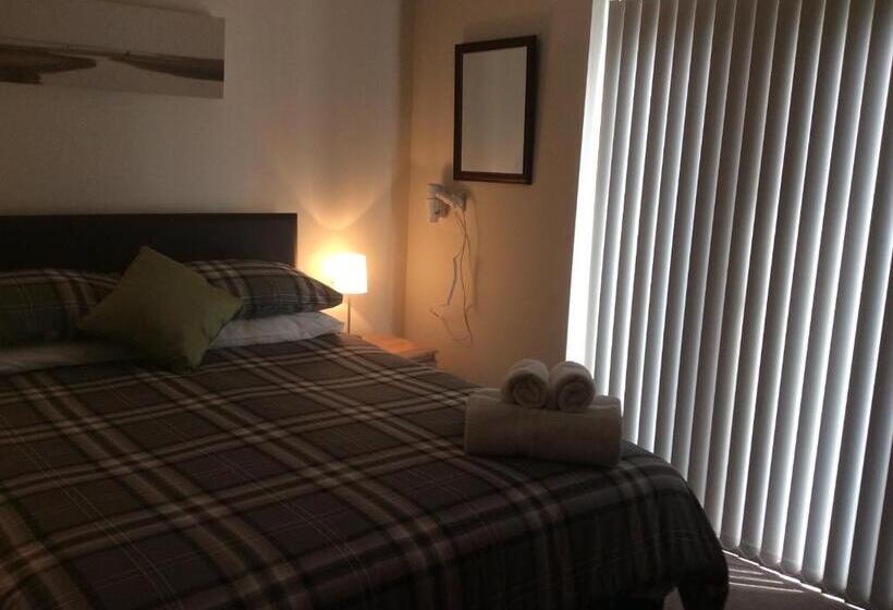 اتاق استاندارد اینتریور, A Castle View