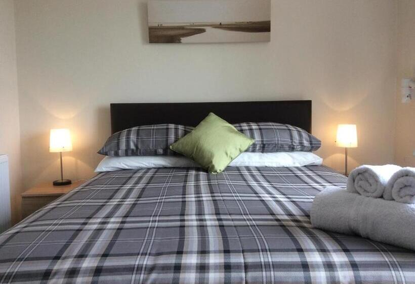 اتاق استاندارد اینتریور, A Castle View