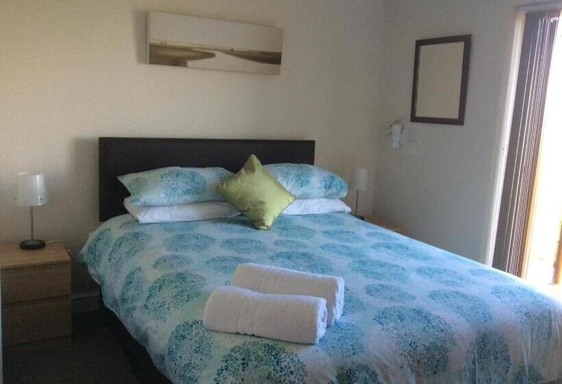 اتاق استاندارد اینتریور, A Castle View