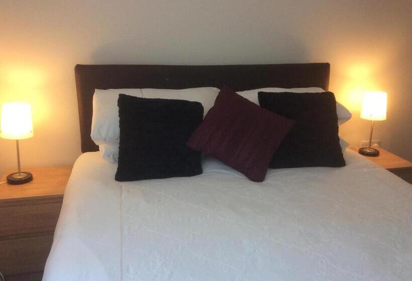 اتاق عادی, A Castle View