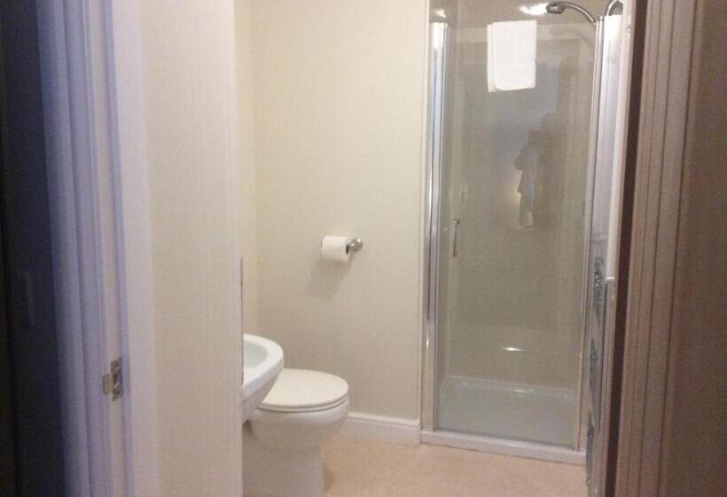 اتاق عادی, A Castle View