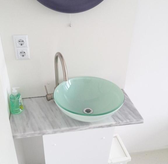 标准单人间共用浴室, Business Hostel Wiesbaden One