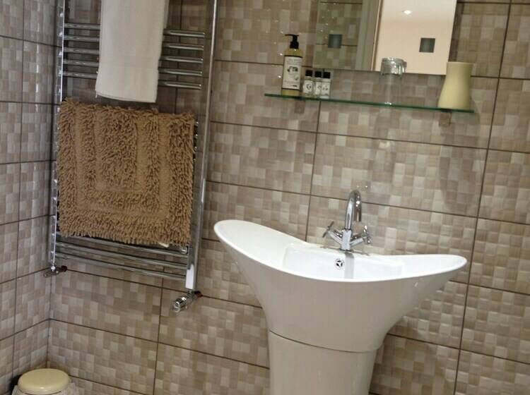 غرفة تنفيذية, Hills Farm Stays