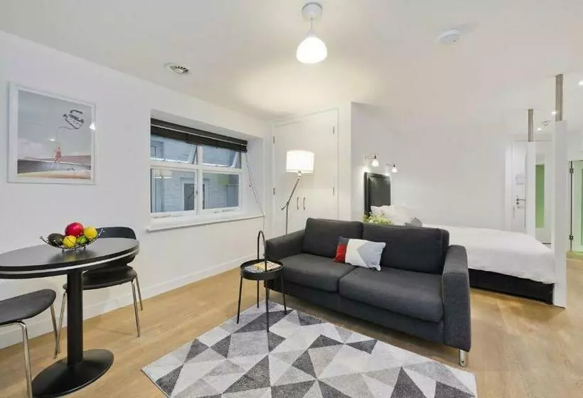 استودیوی استاندارد, Crane Court By City2stay