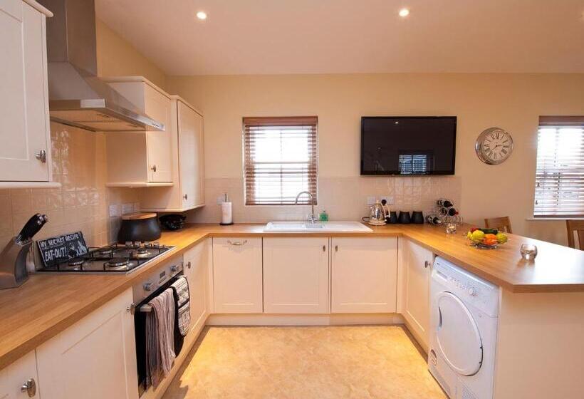 منزل 4 غرف نوم, Five Star Stays