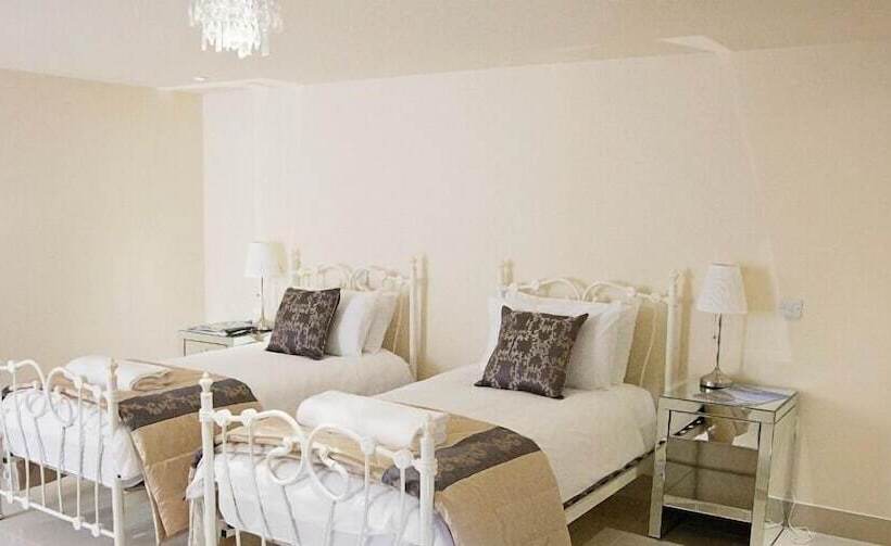 غرفة تنفيذية, Hills Farm Stays