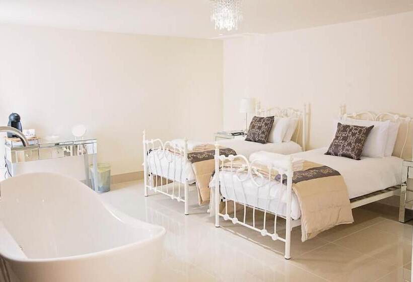 غرفة تنفيذية, Hills Farm Stays