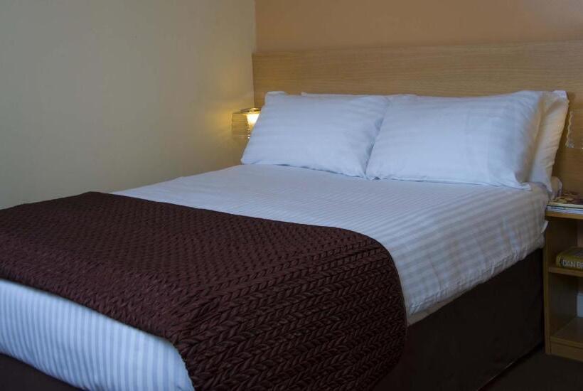 标准间, Ashley Victoria