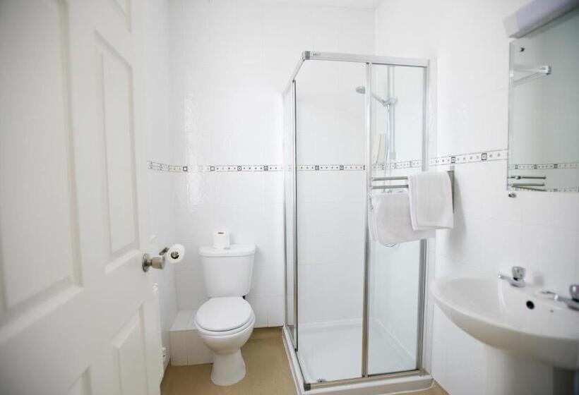 标准间, Ashley Victoria