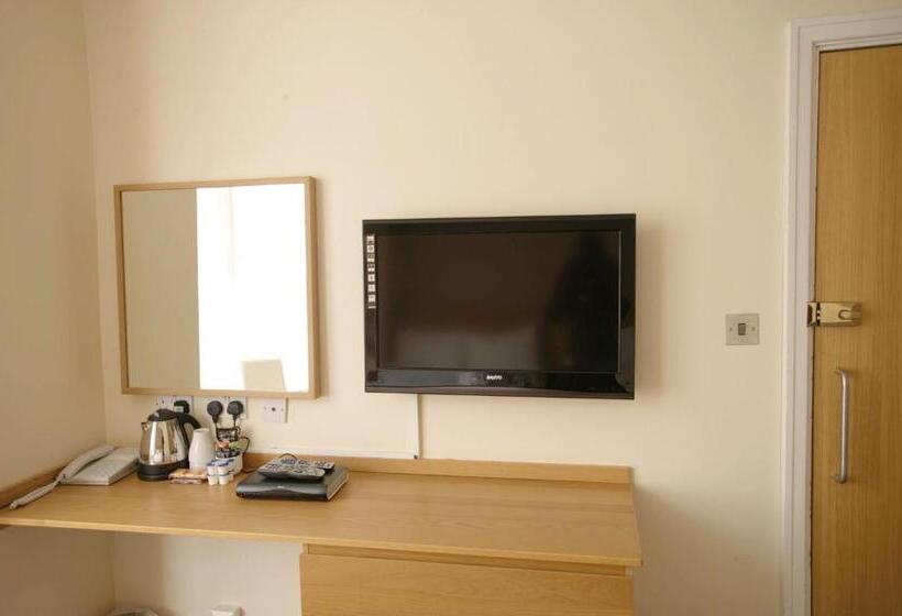 家庭间, Ashley Victoria