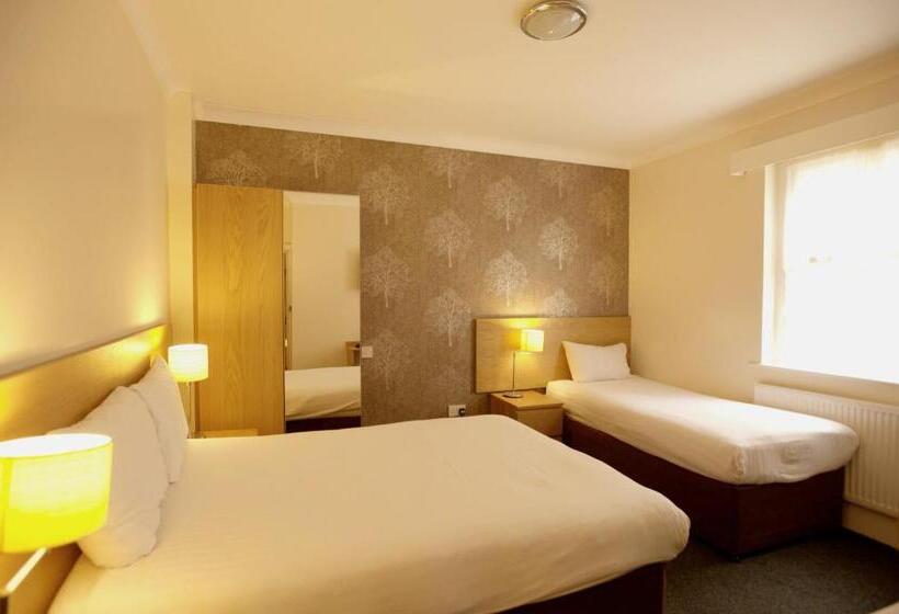 家庭间, Ashley Victoria