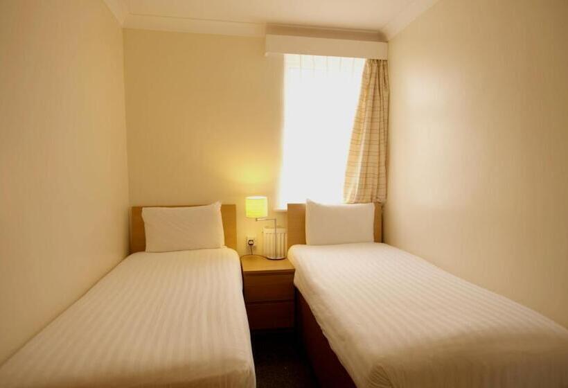 家庭交流房, Ashley Victoria