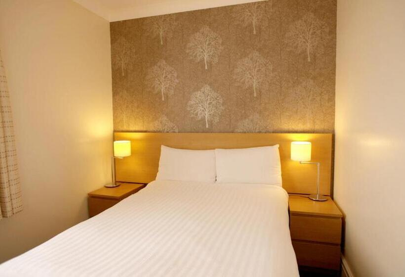 家庭交流房, Ashley Victoria