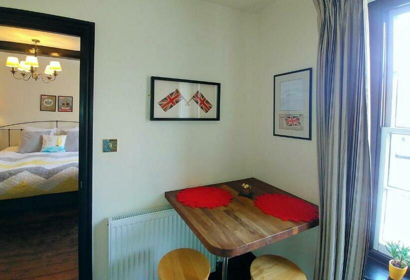 标准间, Kings Head Holt