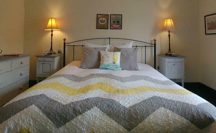 标准间, Kings Head Holt